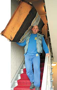 Umzug: Träger mit einem Schrank auf der Treppe