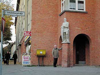 Rainer Lachmann heute und der steinerne Ritter an der Ollenhauerstraße 56