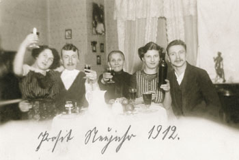 Fünf Personen prosten dem Zuschauer zu, Bildunterschrift: Prost Neujahr 1912