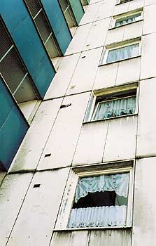 Fensterfront eines Sozialbauwohnhauses