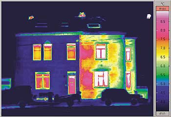 Grafische Darstellung einer Wärmemessung mit warmen und kalten Flächen an einem Wohnhaus