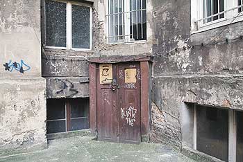 Ein Kellereingang in einem alten Haus: Früher wurde im Keller auch gewohnt