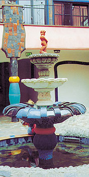 Bunter Brunnen des Architektur-Künstlers Friedensreich Hundertwasser