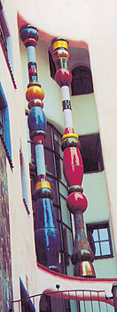 Bunte Säulen des Architektur-Künstlers Friedensreich Hundertwasser
