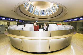 Rondell mit Terminals und Mitarbeitern in der Berliner Börse