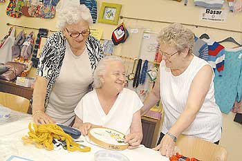 Seniorinnen beim Handarbeiten in einer Seniorenfreizeitstätte der Gesobau Seniorinnen beim Handarbeiten in einer Seniorenfreizeitstätte der Gesobau