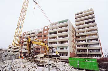 Abrissbagger und Baukran beim Rückbau von Plattenbauten in der Havemannstraße