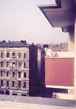 Irmchen Petri 1961 auf dem Balkon der schicken neuen Wohnung