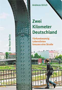 Titelseite des Buches 'Zwei Kilometer Deutschland. Fünfundzwanzig Lebenslinien kreuzen eine Straße'