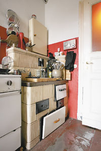 Kochmaschine in einer einfach ausgestatteten Altbauwohnung