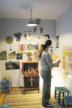 Besucherin in der Ausstellung