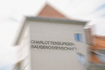 Haus mit Schriftzug 'Charlottenburger Baugenossenschaft'