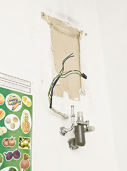 Küchenwand ohne Boiler mit Anschlüssen