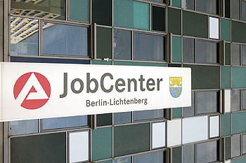 Hausfassade des Jobcenters in Berlin Lichtenberg