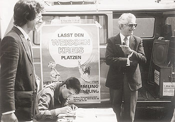 Hartmann Vetter mit dem damaligen DMB-Präsidenten Gerhard Jahn an einem Unterschriften-Sammelstand