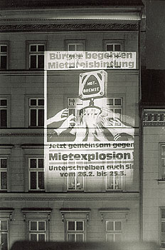 An die Hauswand projiziertes Plakat anlässlich der Aktion 'Berlin wird helle'