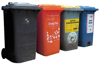 Die 'Orange Box' zwischen anderen Mülltonnen der BSR