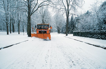Schneeräumfahrzeug der BSR bei der Arbeit in einem Park