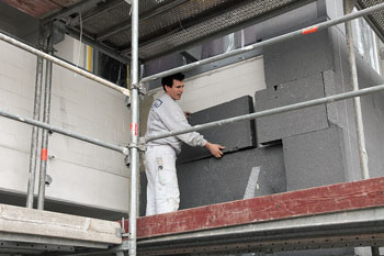 Bauarbeiter beim Anbringen einer Wärmeschutzfassade