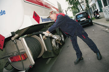 Lieferant von Heizöl zieht Tankschlauch aus seinem Fahrzeug