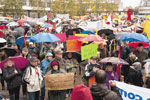 Demonstranten unter Regenschirmen gegen die geplanten Hartz-IV-Reformen