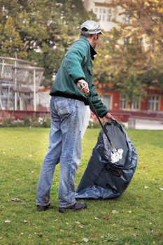 Ein-Euro-Jobber beim Müllaufsammeln im Park