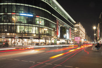 Geschäftsbauten an der Berliner Friedrichstraße bei Nacht