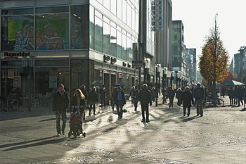 Unwirtliche Nachkriegsmoderne: Fußgänger in der Wilmersdorfer Straße