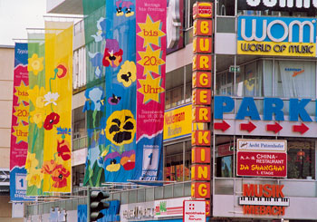 Schilder-Terror an den Gebäuden in der Schlossstraße in Steglitz