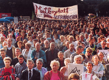 Teilnehmer der Mieterdemonstration am Berliner Alexanderplatz 1993
