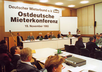 Podium und Teilnehmer der Ostdeutschen Mieterkonferenz des Deutschen Mieterbundes vom 19. November 1993