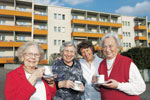 Fröhliche Senioren mit Kaffeetassen in der Hand