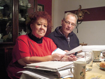 Ehepaar Liebig-Gleibs mit Schriftstücken zum Rechtsstreit