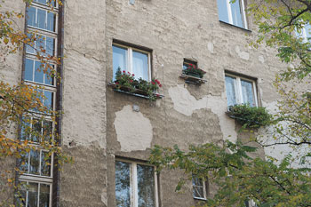 Schadhafte Gebäudefassade in der Friedastraße 7a-7e