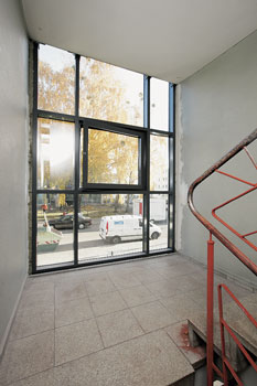 Verglastes Treppenhaus in einem Wohnblock der 'Charlottenburger Baugenossenschaft'