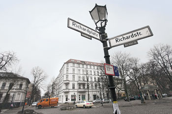 Straßenschild vor modernisiertem Gebäude am Richardplatz