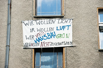 Protestplakat an einem Wohngebäude
