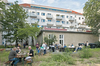 Gartenfest im Homosexuellen-Wohnprojekt in der Niebuhrstraße