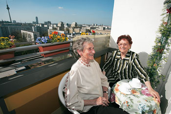 Seniorinnen auf dem Balkon