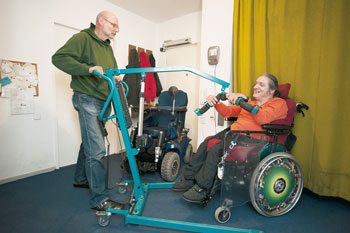 Jürgen Setzock mit Rollstuhl und Hebelifter