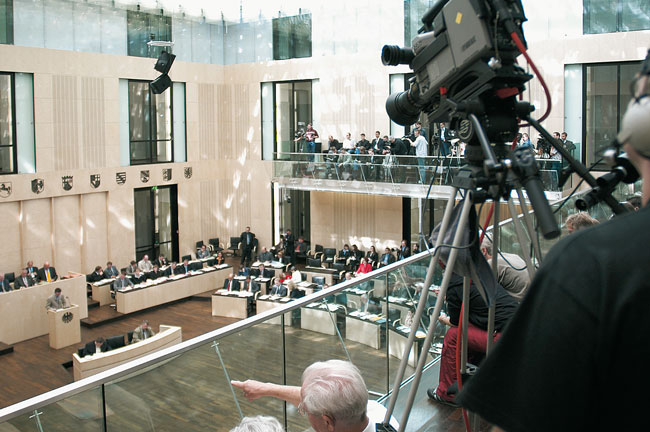 Fernsehkamera über dem Plenarsaal des Bundesrats