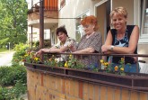 Drei Damen auf einem Balkon in Siemensstadt