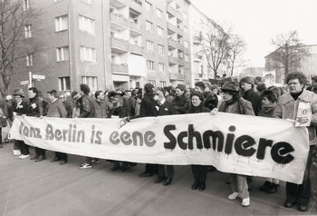 Demonstration in den 80er Jahren 'Janz Berlin is eene Schmiere'