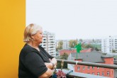 Mieterin Inge Raddatz auf ihrem Balkon