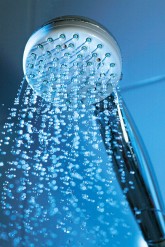 Wasser strömt aus einem wassersparenden Duschkopf