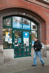 Rene vor der Bahnhofsmission Rene vor der Bahnhofsmission