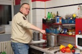 Ehrenamtlichen Helfer der Berliner Obdachlosenhilfe beim Kochen Ehrenamtlichen Helfer der Berliner Obdachlosenhilfe beim Kochen