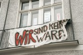 Plakat im Fenster mit der Aufschrift: Wir sind keine Ware!