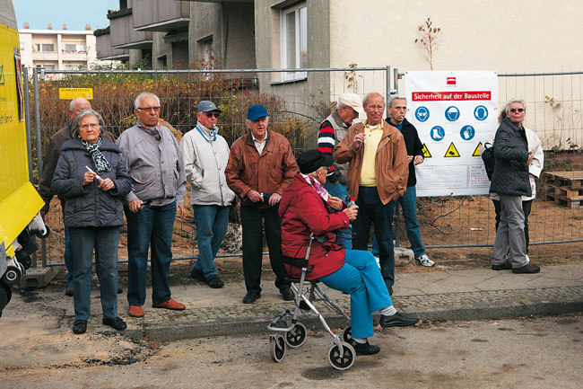 Skeptische Anwohnern bei der Grundsteinlegung am Kormoranweg Skeptische Anwohnern bei der Grundsteinlegung am Kormoranweg