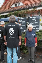 Mieter der Siedlung am Steinberg in Tegel protestieren mit T-Shirts und Plakaten